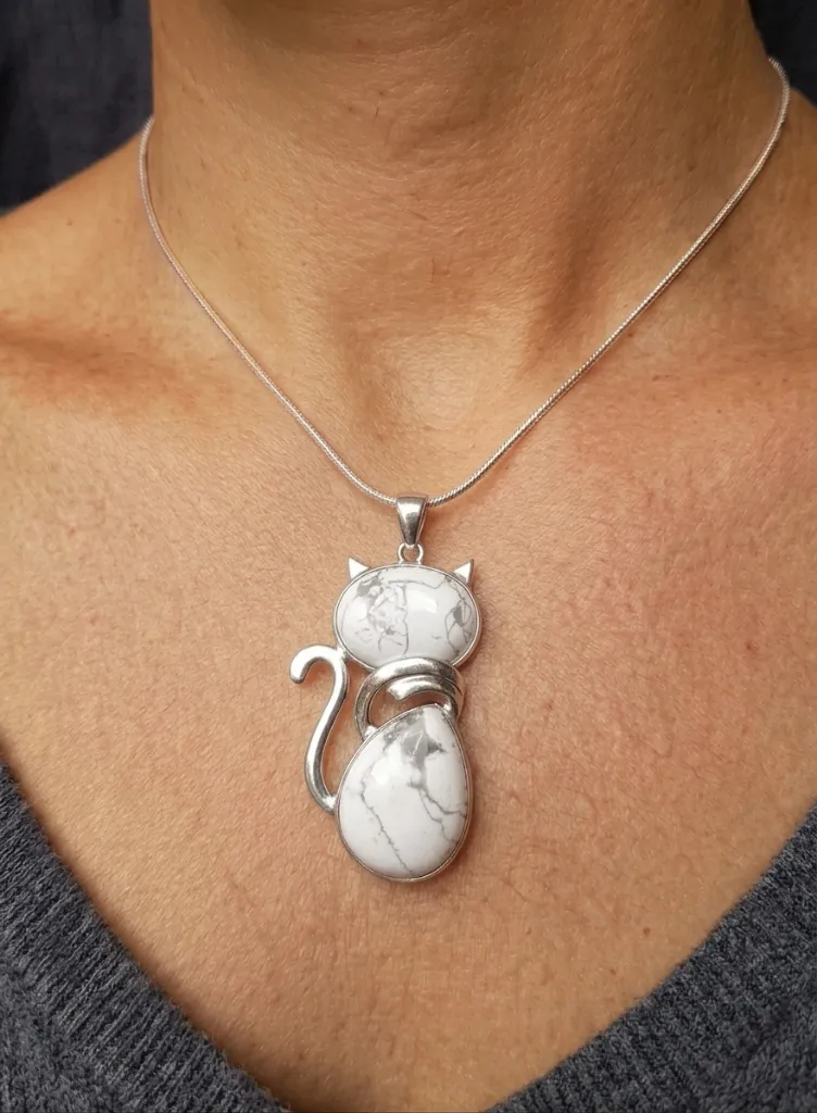 pendentif chat howlite au coup.webp