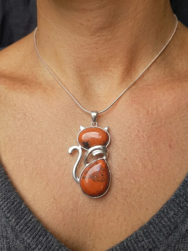 pendentif chat jaspe rouge au coup.webp