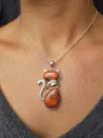 pendentif chat jaspe rouge au coup.webp