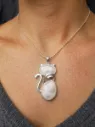pendentif chat quartz blanc au coup.webp