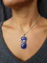 pendentif chat lapis lazuli au coup.webp